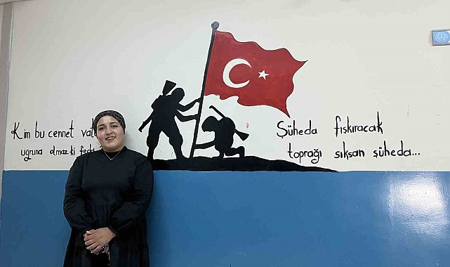 Çizdiği resimler ile okul duvarlarına estetik bir görünüm kazandırıyor