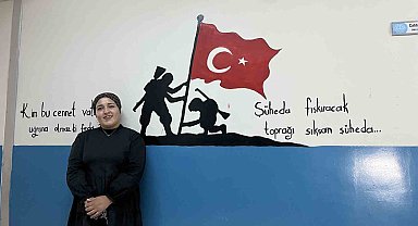 Çizdiği resimler ile okul duvarlarına estetik bir görünüm kazandırıyor
