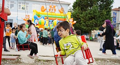 Çocuklar oyuna, aileler sağlık taramasına