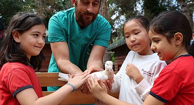 Çocuklar tedavisi tamamlanan güvercinleri doğaya saldı