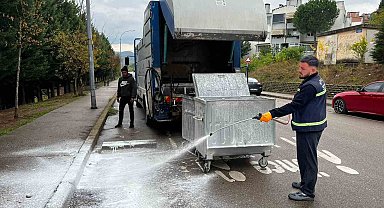 Çöp konteynerler yıkanarak dezenfekte ediliyor