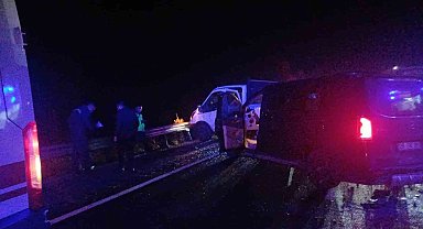 Çorum'da kamyonet ile minibüs çarpıştı: 7 yaralı
