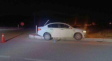 Çorum'da otomobil refüje çarptı: Araçtakiler hafif sıyrıklarla kurtuldu