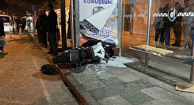 Çorum'da otomobille çarpışan motosiklet otobüs durağına daldı: 1 yaralı