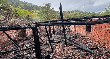 Çorum'da yanan ahırdaki 30 küçükbaş hayvan telef oldu