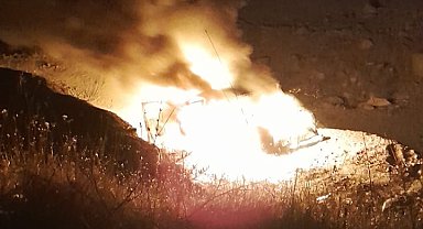 Çukurca'da alev alan araç kullanılamaz hale geldi