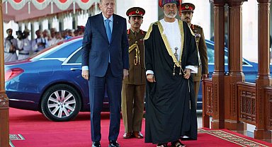 Cumhurbaşkanı Erdoğan, Umman'da resmi törenle karşılandı
