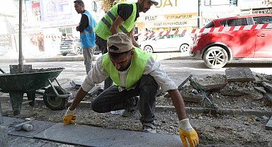Cumhuriyet Caddesi'nde kaldırımlar yenileniyor