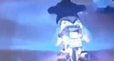 D-100'de motosikletle tehlikeli şov kamerada