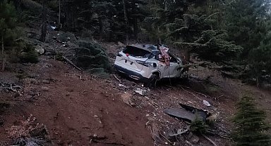 Dağ yolunda otomobil uçuruma yuvarlandı: 2 ölü