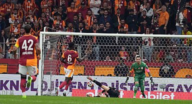 Davinson Sanchez kırmızı kart gördü