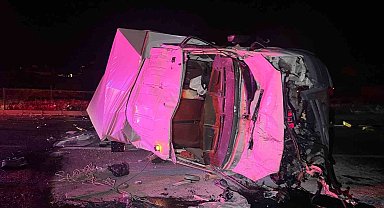 Demir yığınına dönen kamyonetlerde 3 kişi yaralandı