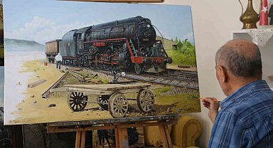 Demir yollarından emekli oldu, hiç bitmeyen tren sevgisini yaptığı tablolarda yaşatıyor