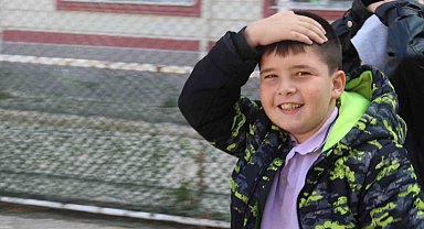 Deprem anında yapılması gerekenler öğrencilere uygulamalı olarak gösterildi