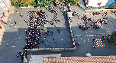 Deprem sonrası bahçede çıkan öğrenciler havadan görüntülendi