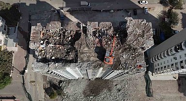 Depremde hasar gören binaların yıkımı vatandaşlara o günleri hatırlatıyor