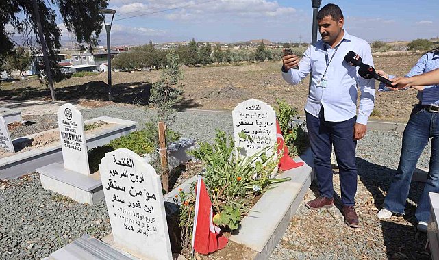 Depremde kaybettiği 3 evladının mezarında "Size bir damla su verecek kimse kalmadı, Allah sizi unutmaz evladım" diyen Suriyeli anne duygulandırdı