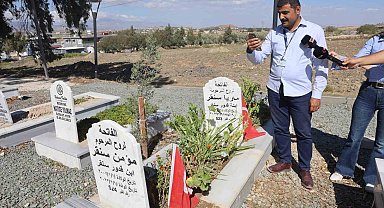 Depremde kaybettiği 3 evladının mezarında "Size bir damla su verecek kimse kalmadı, Allah sizi unutmaz evladım" diyen Suriyeli anne duygulandırdı