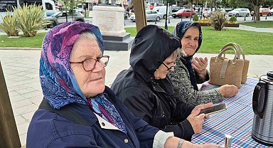 Depremden sonra dışarı çıkan vatandaşlar: "Çok korktuk"