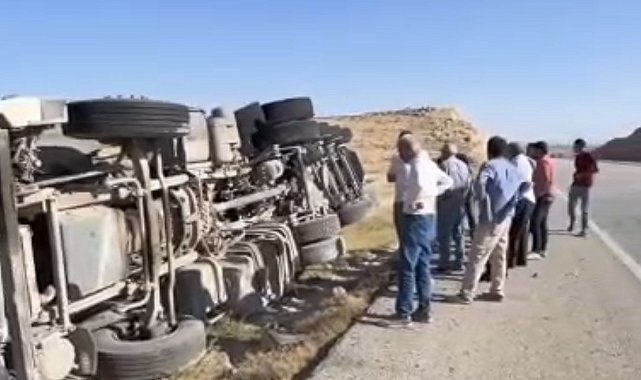 Devrilen kamyonun sürücüsü hafif yaralandı