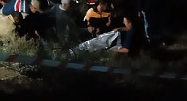 Devrilen traktörün altında kalan sürücü can verdi