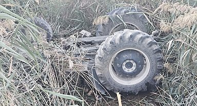 Devrilen traktörün altında kalan sürücü hayatını kaybetti
