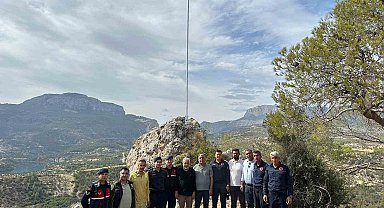 Direk yenilendi, yeni bayrak göndere çekildi