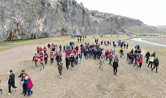 Diyadin Kanyonu'nda Cumhuriyet'in 102. yılına özel doğa yürüyüşü