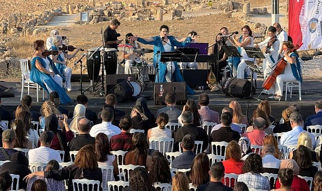 Diyarbakır'da Allegra Ensemble kadın müzik topluluğu tarihi sokakları gezdi