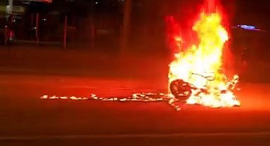 Diyarbakır'da aracın çarptığı motosiklet savrulup alev aldı: 1 yaralı