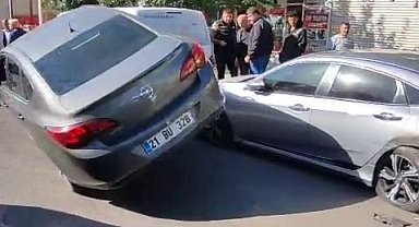 Diyarbakır'da ilginç kaza: Park halindeki 2 araca çarpıp asılı kaldı