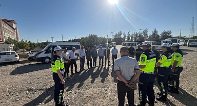 Diyarbakır'da okul servis araç sürücüleri için trafik güvenliği eğitimi verildi