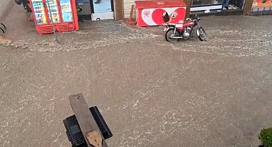 Diyarbakır'da sağanak caddeleri göle çevirdi