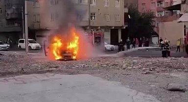 Diyarbakır'da seyir halindeki araç alev topuna döndü