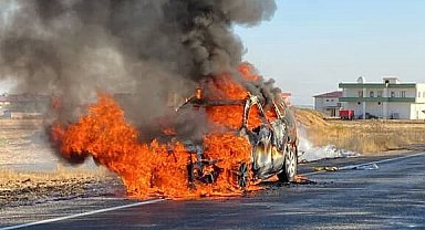 Diyarbakır'da seyir halindeki otomobil alevlere teslim oldu