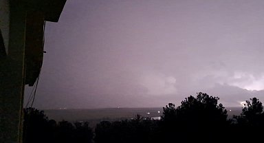 Diyarbakır'da şimşekler geceyi gündüze çevirdi