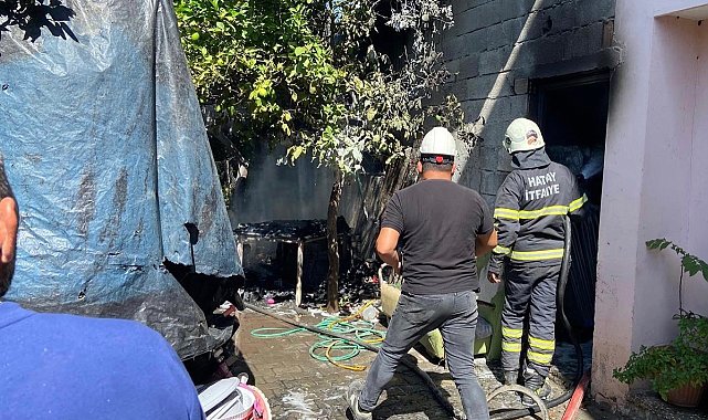 Dörtyol'da züccaciye deposu yandı