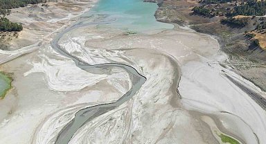 Dron kamerası kuraklığı gözler önüne serdi: Barajda sular çekildi, köylüler acur ekti