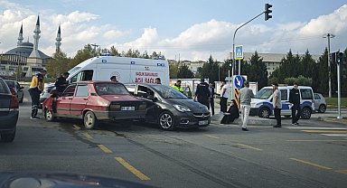 Duble yolda iki araç çarpıştı: 2 hafif yaralı