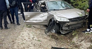 Düğün konvoyunda direksiyon hakimiyetini kaybeden araç şarampole yuvarlandı; 1 ölü 4 yaralı