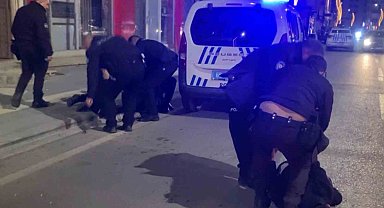 Dükkan basıp polise direnen şahıslar gazetecilere saldırdı: o anlar kamerada