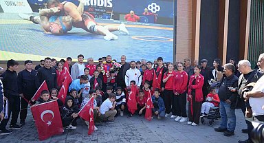 Dünya 3'ncüsü olan milli güreşçiye Erzincan'da coşkulu karşılama