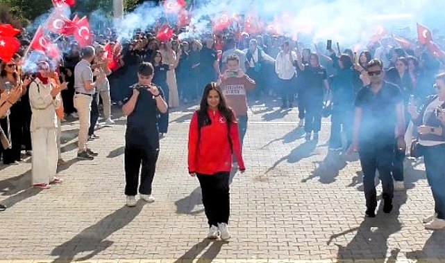 Dünya şampiyonu Ayşegül'e yuvasında coşkulu karşılama