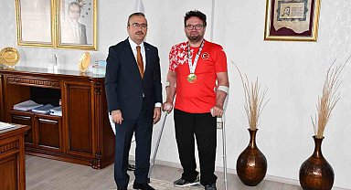 Dünya şampiyonu olan Cırık, İl Milli Eğitim Müdürü Aydın'ı ziyaret etti