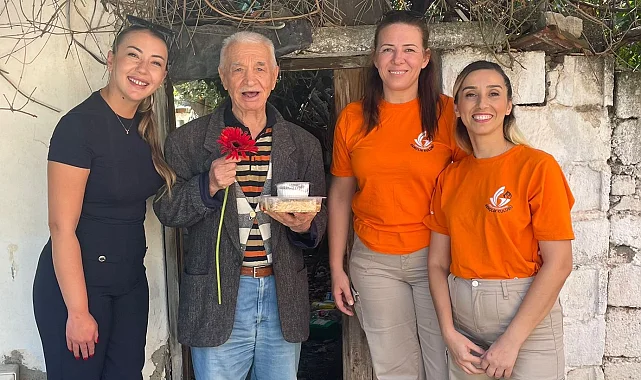 Dünya Yaşlılar Günü'nde gençlerden anlamlı ziyaretler