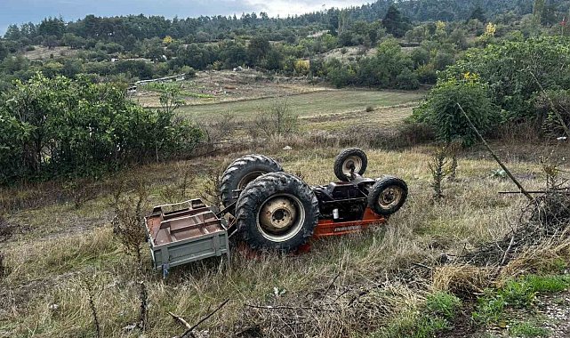 Dursunbey'de traktör devrildi