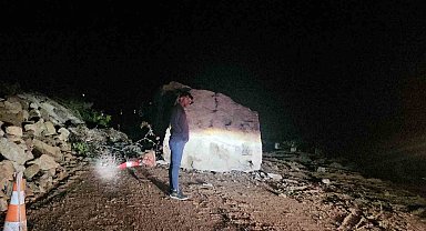 Düşen dev kaya karayolunu ulaşıma kapattı