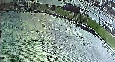 Duvara çarpan ehliyetsiz sürücünün planını güvenlik kamerası bozdu