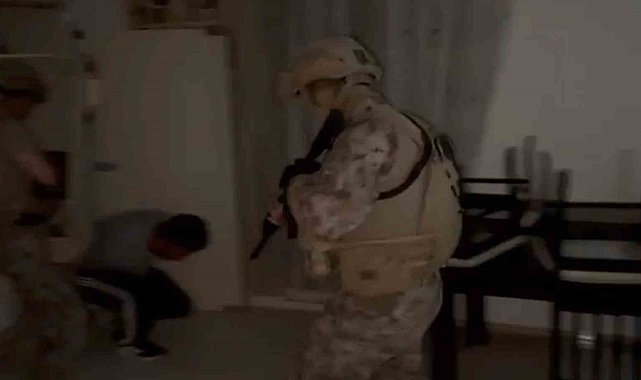 Duvarla örülen gizli bölmedeki dolaptan aranması bulunan 2 şahıs çıktı