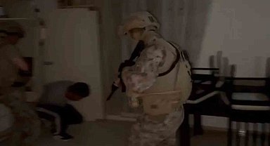 Duvarla örülen gizli bölmedeki dolaptan aranması bulunan 2 şahıs çıktı